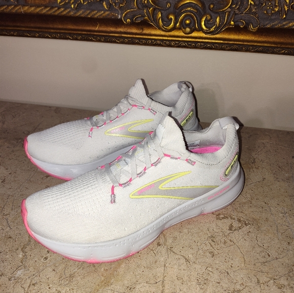 Women's Brooks Glycerin  Stealthfit 20 Athletic Shoes in Cream and Pink - Picture 3 of 10